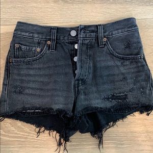 LEVIS BLACK JEAN SHORTS SIZE 24